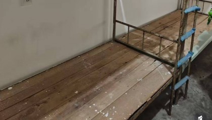 新生吐槽江苏师范大学泉山校区宿舍环境差,“看到后都哭了”,校方回应