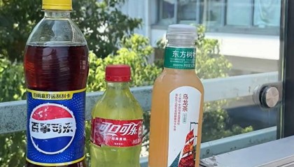 有老人长期在上海一景区外摆摊卖水,被质疑用废弃空瓶私自灌装,当地:将联合整治