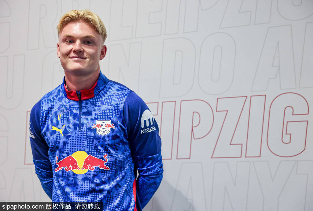 卖便宜了!尤文今夏1000万欧出售姆班古拉,如今德甲3场1球3助攻