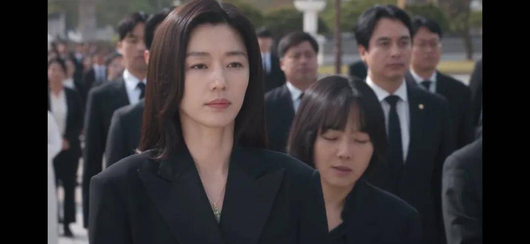 44岁要去“竞选总统”的全智贤,穿衣风格都变了!