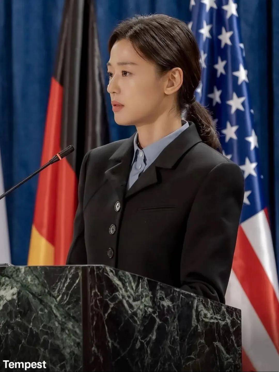 44岁要去“竞选总统”的全智贤,穿衣风格都变了!