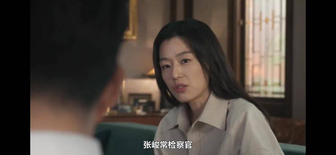 44岁要去“竞选总统”的全智贤,穿衣风格都变了!