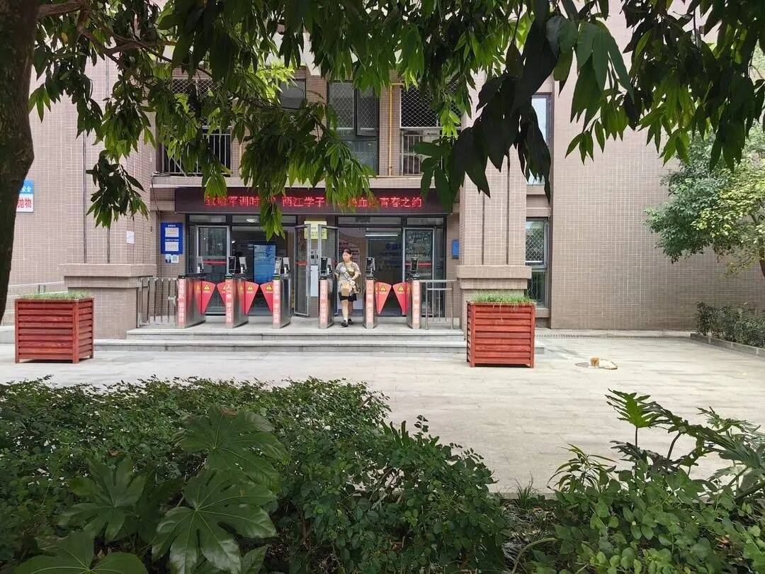 男留学生暂住女生公寓进展:多位女生证实男留学生已搬离,学校曾安排安保人员在宿舍