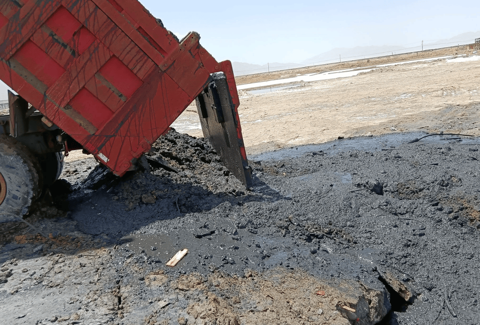 无视中央环保督察,青海一“矿霸”非法填埋大量工业危险废物,约2000亩水域90%已经消失