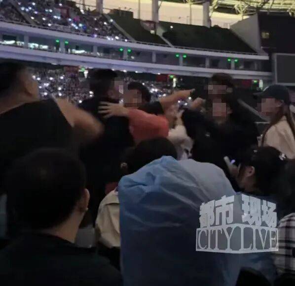五月天演唱会突发状况,内场观众爆发激烈冲突!网友吵翻