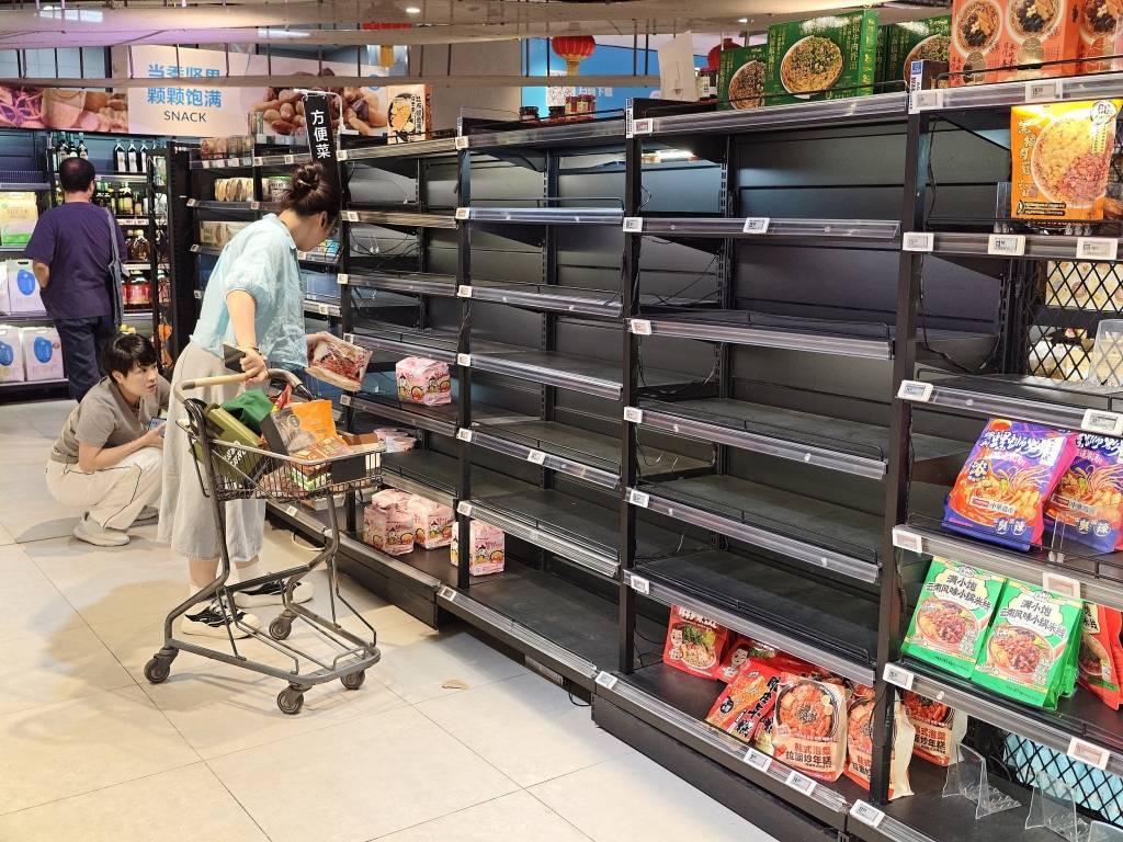 广州、深圳回应台风前蔬菜被“抢空”:储备充足,“别担心!菜管够!”