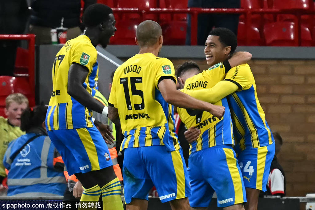 联赛杯-伊萨克首球埃基蒂克绝杀+染红 利物浦2-1晋级